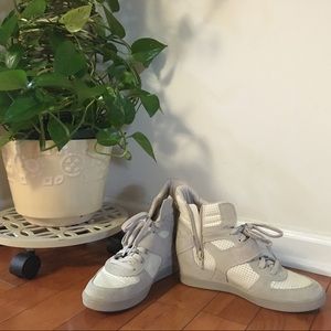 Cream/Tan colored Sketchers high tops